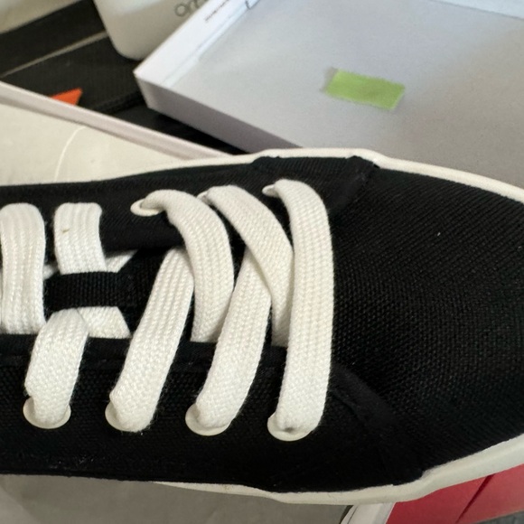 Cushionaire TAG Sneakers for women new in box NWT - Picture 7 of 9